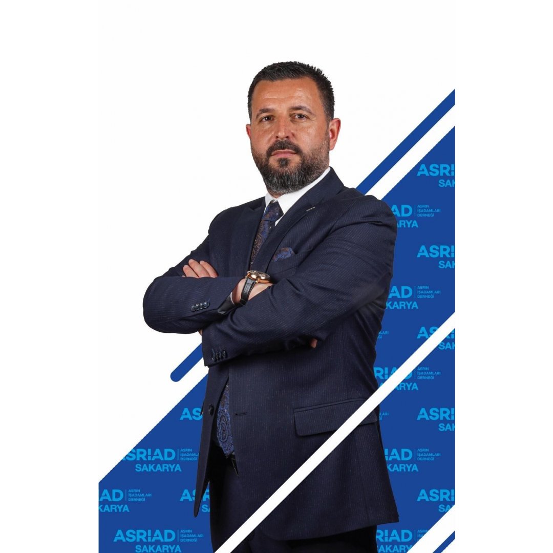 Yeni bir yıl, yeni umutların ve yeni başlangıçların habercisidir. 2026’ya girerken en büyük dileğimiz; ailelerimizin mutluluğu, toplumumuzun birlik ve bera