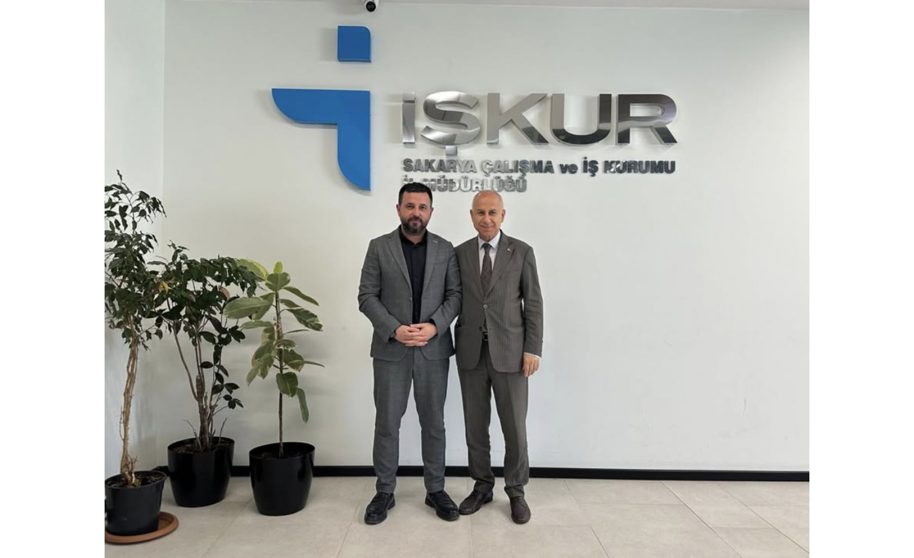ASRİAD Sakarya Başkanımız Sn. Rıdvan Ulusal, 2. Olağan Genel Kurul davetiyemizi Ticaret İl Müdürü Sn.Emre Atmaca, İŞKUR İl Müdürü Tekin Kaya ve SGK İl Müdü