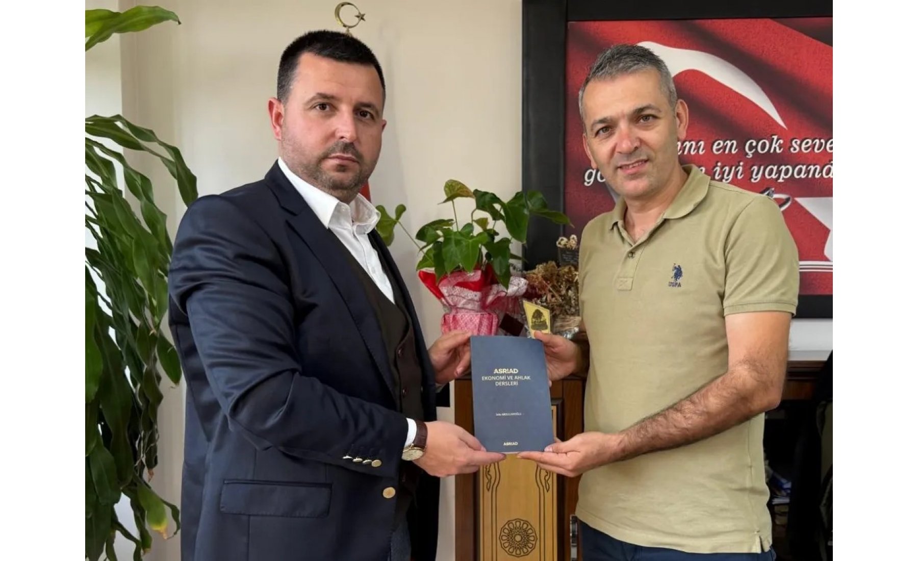 ASRİAD Sakarya, Akyazı Orman İşletme Müdürü Mehmet Onur Gürkan’ı makamında ziyaret ederek ormancılık ve çevre çalışmaları üzerine görüştü.